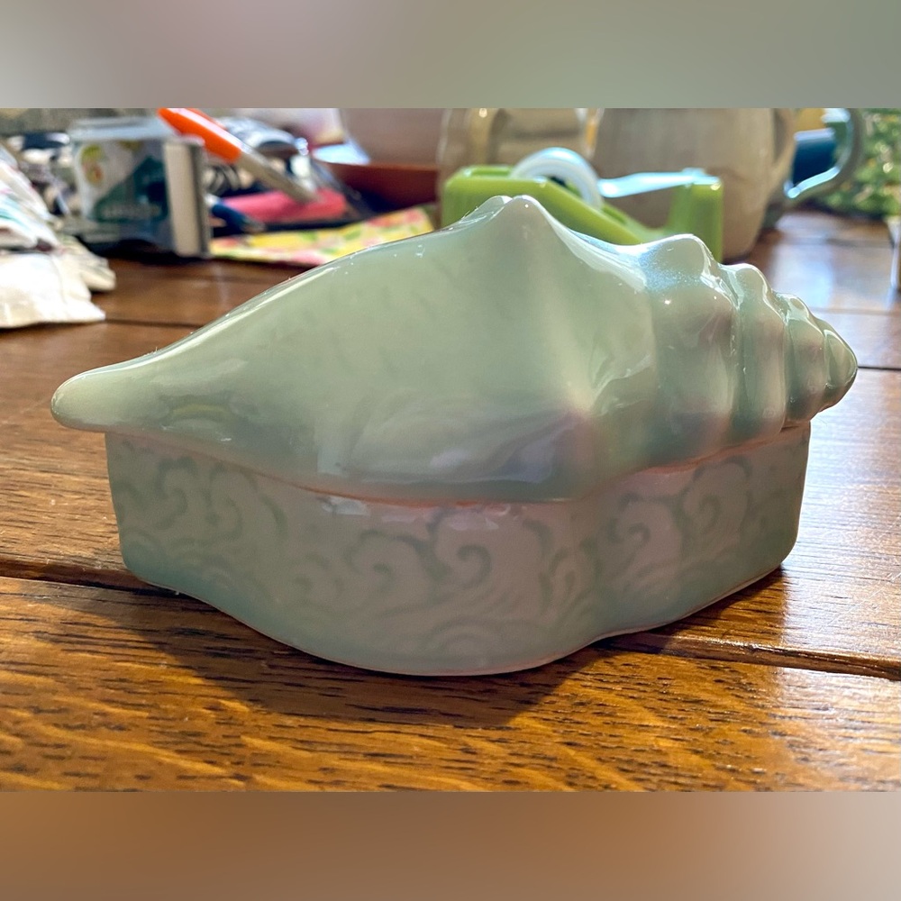 Celadon (aqua) Conch Shell Shaped Ceramic Trinket Box. It’s in EC. Vintage Japan